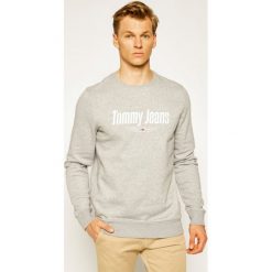 Bluza Tommy Jeans Tjm Tommy Graphic Crew DM0DM07927. Szare bluzy męskie Tommy Jeans, s, bez wzorów, z bawełny, bez kołnierzyka, bez rękawów, bez kaptura. Za 349,00 zł.