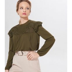 Bluzka z haftem angielskim - Khaki. Brązowe bluzki damskie Mohito, s, z haftami, bez kołnierzyka, bez rękawów. W wyprzedaży za 59,99 zł.