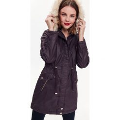Kurtka parka ocieplana z kapturem. Czerwone kurtki damskie Top Secret, na zimę, bez wzorów, z tkaniny, z kapturem. W wyprzedaży za 149,99 zł.