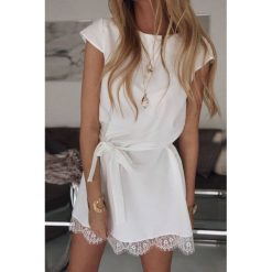 Sukienka DOLLY WHITE. Białe sukienki dziewczęce IVET, w paski, z koronki, eleganckie, z krótkim rękawem, krótkie, mini. W wyprzedaży za 59,00 zł.