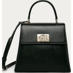 Furla - Torebka skórzana Bakpaco. Czarne listonoszki damskie Furla, w paski, ze skóry, na ramię, małe, z aplikacjami. Za 1649,00 zł.