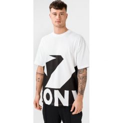 Converse Star Chevron Icon Remix Koszulka Czarny Biały. Czarne podkoszulki męskie Converse, xl, z nadrukiem, z bawełny, z krótkim rękawem. Za 154,95 zł.