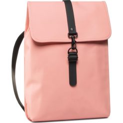Plecak RAINS - Rucksack 1340 Coral. Różowe torby męskie skórzane Rains, bez wzorów, ze skóry ekologicznej. W wyprzedaży za 219,00 zł.