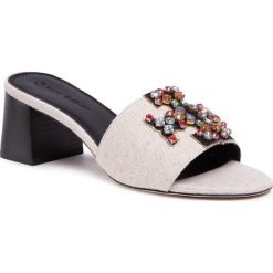Klapki TORY BURCH - Ines 55mm Embellished Slide 73254 Natural/Perfect Black/Gold 250. Brązowe klapki damskie Tory Burch, bez wzorów, ze skóry, bez obcasa, na obcasie. W wyprzedaży za 929,00 zł.