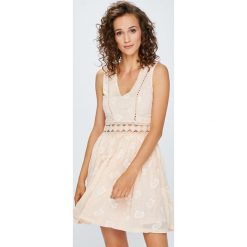 Answear - Sukienka. Szare sukienki balowe ANSWEAR, l, z haftami, z poliesteru, mini, rozkloszowane. W wyprzedaży za 129,90 zł.