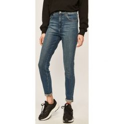 Wrangler - Jeansy W27HTX50H. Niebieskie jeansy damskie Wrangler, z podwyższonym stanem. Za 349,90 zł.