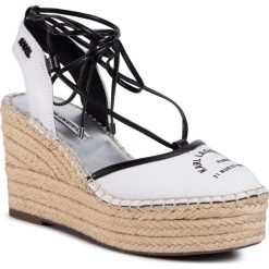 Espadryle KARL LAGERFELD - KL32208 White Canvas. Białe espadryle damskie KARL LAGERFELD, bez wzorów, ze skóry ekologicznej, bez obcasa. W wyprzedaży za 419,00 zł.