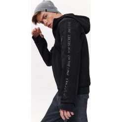 Bluza typu softshell. Czarne bluzy męskie na lato, xxl, z napisami, z softshellu, z kapturem. W wyprzedaży za 79,99 zł.