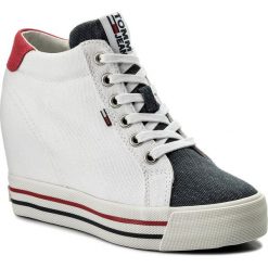 Sneakersy TOMMY JEANS - Sneaker Wedge EN0EN00192 Rwb 020. Białe sneakersy damskie Tommy Jeans, z jeansu. W wyprzedaży za 279,00 zł.