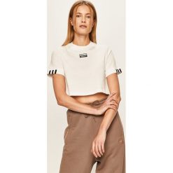 Adidas Originals - T-shirt. Białe topy damskie adidas Originals, z aplikacjami, z bawełny, casualowe, z okrągłym kołnierzem. W wyprzedaży za 99,90 zł.