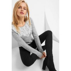 Sweter z ażurową wstawką. Niebieskie koszulki damskie Orsay, s, bez wzorów, z elastanu, z okrągłym kołnierzem, z długim rękawem. W wyprzedaży za 40,00 zł.