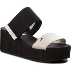 Chodaki damskie: Klapki TOMMY JEANS - Meterial Mix Flatform Sandal EN0EN00217 Off White 156