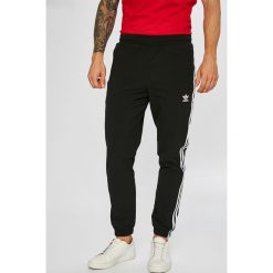 Adidas Originals - Spodnie Warm-up. Czarne spodnie męskie adidas Originals, na co dzień, xl, bez wzorów, z elastanu, sportowe. W wyprzedaży za 269,90 zł.