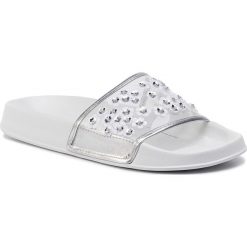 Klapki PEPE JEANS - Flap Cherry PLS70050 Silver 934. Szare klapki damskie Pepe Jeans, z aplikacjami, z jeansu, bez obcasa. W wyprzedaży za 109,00 zł.