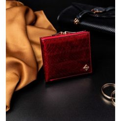 Portmonetka damska na bigiel czerwona Milano Design - Czerwony. Czerwone portfele damskie MILANO DESIGN, bez wzorów, ze skóry. Za 29,99 zł.