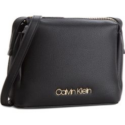 Torebka CALVIN KLEIN - Step Up Small Crossb K60K604289 001. Czarne listonoszki damskie Calvin Klein, ze skóry ekologicznej. W wyprzedaży za 359,00 zł.