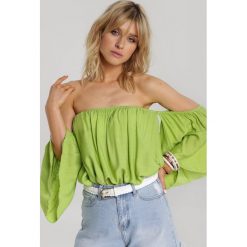 Zielona Bluzka Coraelina. Zielone bluzki damskie Renee, s, bez wzorów, bez kołnierzyka, bez rękawów. W wyprzedaży za 49,99 zł.