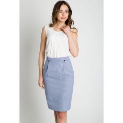 Spódnica za kolano z kieszeniami na przodzie BIALCON. Niebieskie spódniczki damskie BIALCON, na co dzień, bez wzorów, z bawełny, eleganckie, midi, ołówkowe. W wyprzedaży za 139,00 zł.
