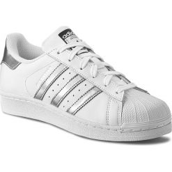Buty adidas - Superstar AQ3091 Ftwwht/Silvmt/Cblack. Białe buty sportowe damskie Adidas, na co dzień, w paski, ze skóry, bez obcasa, na płaskiej podeszwie, z paskami. W wyprzedaży za 349,00 zł.