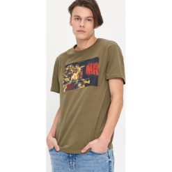 T-shirt z nadrukiem - Khaki. Brązowe t-shirty męskie House, s, z nadrukiem, bez kołnierzyka. W wyprzedaży za 29,99 zł.