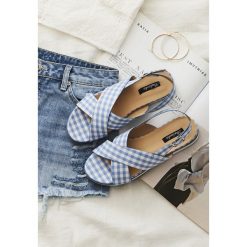 Niebieskie Sandały Spontaneous. Niebieskie sandały damskie Born2be, bez wzorów, bez obcasa, na płaskiej podeszwie, bez zapięcia. W wyprzedaży za 39,99 zł.