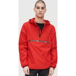 Kurtka anorak z kapturem - Czerwony. Czerwone kurtki męskie Cropp, s, bez wzorów, z kapturem. W wyprzedaży za 183,99 zł.