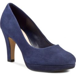 Półbuty CLARKS - Crisp Kendra 261083054 Navy Suede. Niebieskie półbuty damskie skórzane marki Clarks, na obcasie. W wyprzedaży za 219,00 zł.
