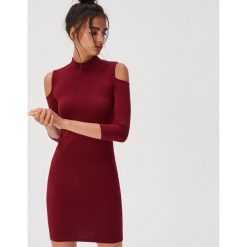Dopasowana sukienka z półgolfem - Bordowy. Czerwone sukienki damskie Sinsay, s, bez wzorów, bez kołnierzyka, bez rękawów, dopasowane. Za 29,99 zł.