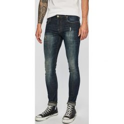 Guess Jeans - Jeansy Chris. Niebieskie jeansy męskie Guess Jeans, m, z aplikacjami. W wyprzedaży za 319,90 zł.