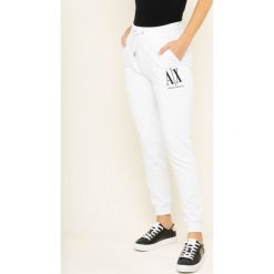 Spodnie dresowe Armani Exchange 8NYPCX YJ68Z 1000. Białe spodnie damskie Armani Exchange, l, z bawełny. W wyprzedaży za 359,00 zł.