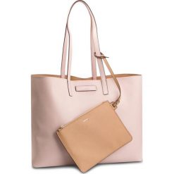 Torebka DKNY Brayden R83AZ756. Różowe torebki klasyczne damskie DKNY, bez wzorów, na ramię, bez dodatków. W wyprzedaży za 479,00 zł.