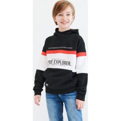 Bluza z kapturem i nadrukiem - Czarny. Czarne bluzy męskie Reserved, z nadrukiem, z kapturem, bez rękawów, z kapturem. Za 79,99 zł.