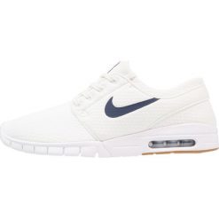 Nike SB STEFAN JANOSKI MAX Tenisówki i Trampki summit white/thunder blue/medium brown/white. Białe tenisówki damskie marki Nike SB, z tworzywa sztucznego. W wyprzedaży za 384,30 zł.