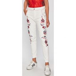 Desigual - Jeansy Larisa. Białe jeansy damskie Desigual, z obniżonym stanem. W wyprzedaży za 219,90 zł.
