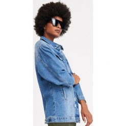 Dluga kurtka jeansowa - Niebieski. Niebieskie kurtki damskie Reserved, bez wzorów, z jeansu, długie, bez kaptura. Za 139,99 zł.