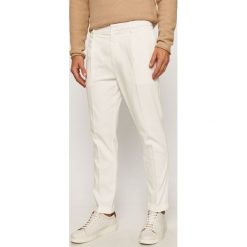 Scotch & Soda - Spodnie. Białe spodnie męskie Scotch & Soda, na co dzień, z haftami, z elastanu. Za 559,90 zł.
