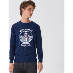Sweter z zimowym motywem - Granatowy. Niebieskie swetry męskie House, s, bez wzorów, bez kołnierzyka, bez kaptura. Za 99,99 zł.