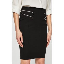 Guess Jeans - Spódnica. Czarne spódniczki damskie Guess Jeans, s, z aplikacjami, z wiskozy, z podwyższonym stanem, mini, ołówkowe. Za 279,90 zł.