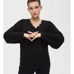 Sweter z ozdobną koronką - Czarny. Czarne swetry damskie Cropp, s, w koronkowe wzory, z koronki, bez rękawów, bez kaptura. Za 69,99 zł.