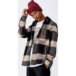 Flanelowa koszula wierzchnia w kratkę. Czarne koszule męskie Pull&Bear, m, w kratkę, bez kołnierzyka, z długim rękawem. Za 139,00 zł.