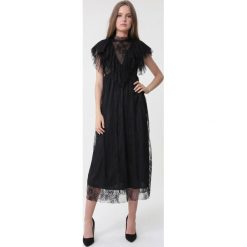 Czarna Sukienka Characteriz. Czarne sukienki damskie Born2be, s, bez wzorów, z koronki, ze stójką, z krótkim rękawem, krótkie, mini. Za 169,99 zł.
