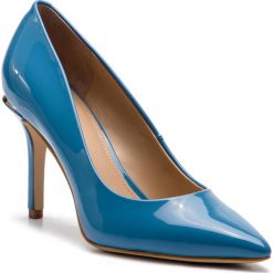 Szpilki GUESS - Barett2 FL6BA2 PAF08 LDENI. Niebieskie półbuty damskie Guess, z aplikacjami, ze skóry ekologicznej, eleganckie, bez obcasa, na obcasie, bez zapięcia. W wyprzedaży za 409,00 zł.
