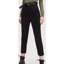 Spodnie chino z paskiem - Czarny. Czarne spodnie damskie Cropp, s, bez wzorów. Za 89,99 zł.
