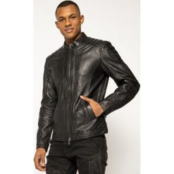 Kurtka skórzana Guess Glam Rock Biker M01L55 L0MM0. Czarne kurtki męskie Guess, m, z aplikacjami, ze skóry, rockowe, bez kaptura. W wyprzedaży za 1099,00 zł.