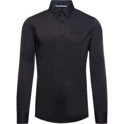 Koszula Guess Sunset M94H20 WCC70. Białe koszule męskie Guess, xl, z aplikacjami, z elastanu, biznesowe, bez kołnierzyka, bez rękawów. W wyprzedaży za 189,00 zł.