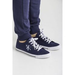 TENISÓWKI AURELIO Calvin Klein Jeans. Niebieskie trampki męskie Calvin Klein Jeans, bez wzorów, z jeansu, bez zapięcia. Za 439,00 zł.