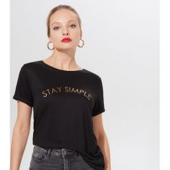 Koszulka z bawełną i napisem - Czarny. Czarne koszulki damskie Mohito, s, z napisami, z bawełny, bez kołnierzyka, bez rękawów. Za 39,99 zł.