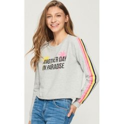 Bluza z kolorowym nadrukiem - Jasny szary. Szare bluzy damskie Sinsay, s, z nadrukiem, bez rękawów, bez kaptura. W wyprzedaży za 19,99 zł.