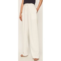 Marciano Guess - Spodnie. Białe spodnie damskie MARCIANO GUESS, z haftami, z elastanu. Za 749,90 zł.