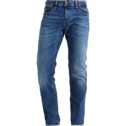 Tommy Jeans SCANTON Jeansy Straight Leg river mid blue comfort. Niebieskie jeansy męskie marki Tommy Jeans. W wyprzedaży za 359,20 zł.